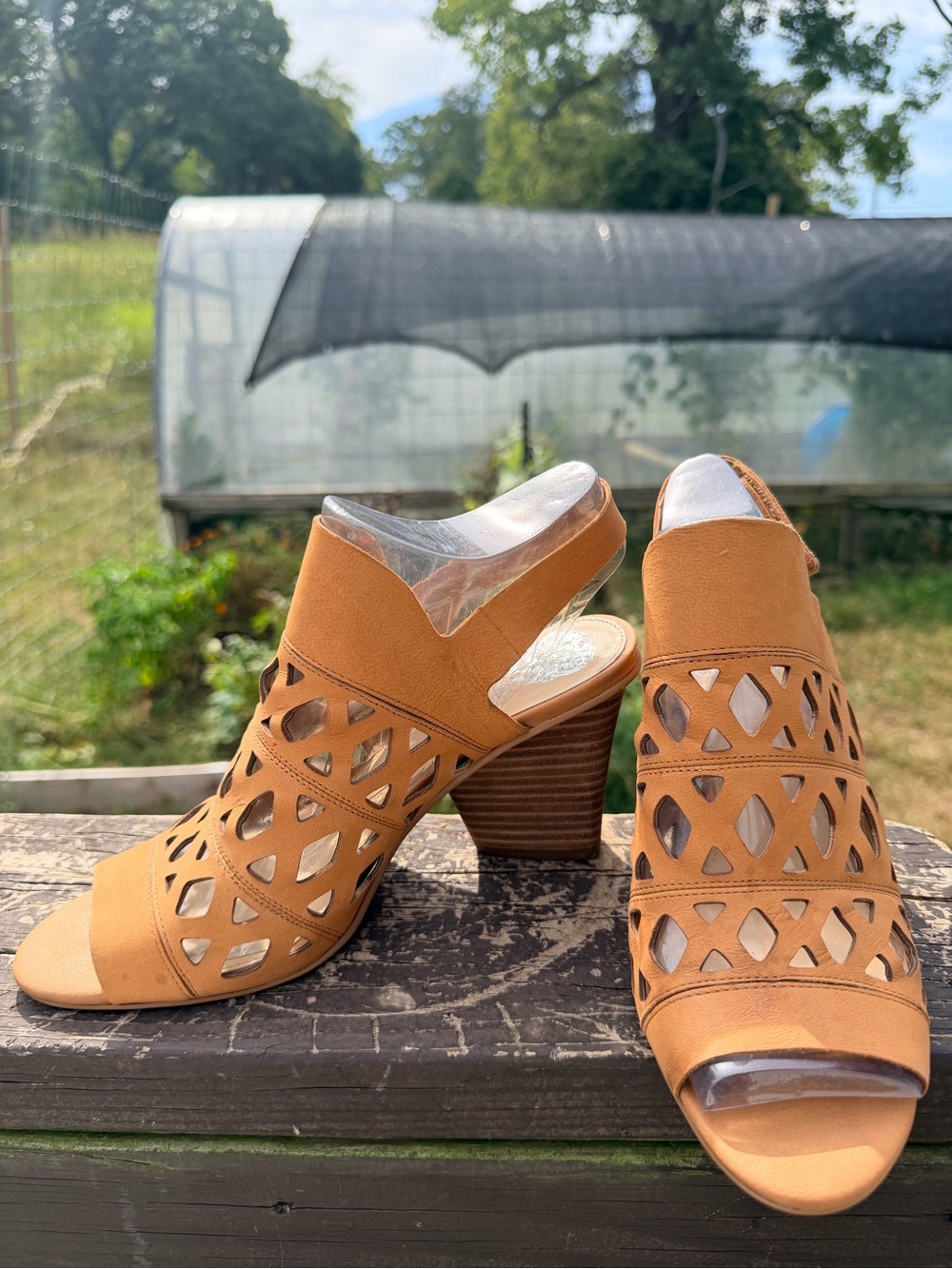 Vince Camuto Size 9 Tan Cutout Leather Block Heel Sandals